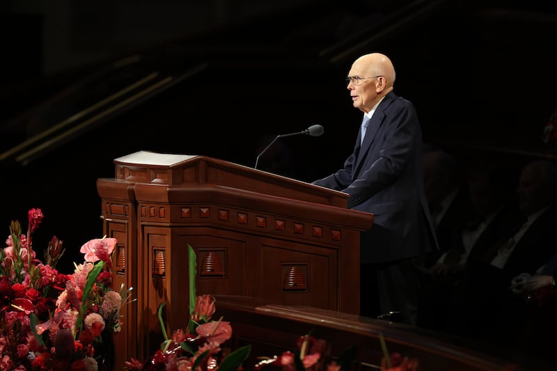 Elder Dallin H. Oaks, presidente do Quórum dos Doze Apóstolos, fala durante a sessão de domingo à tarde da 195ª Conferência Geral Semestral.