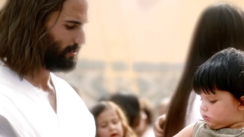 O Salvador ministra a uma criança no novo vídeo com uma mensagem inspiradora, “Olhai para vossas criancinhas”
