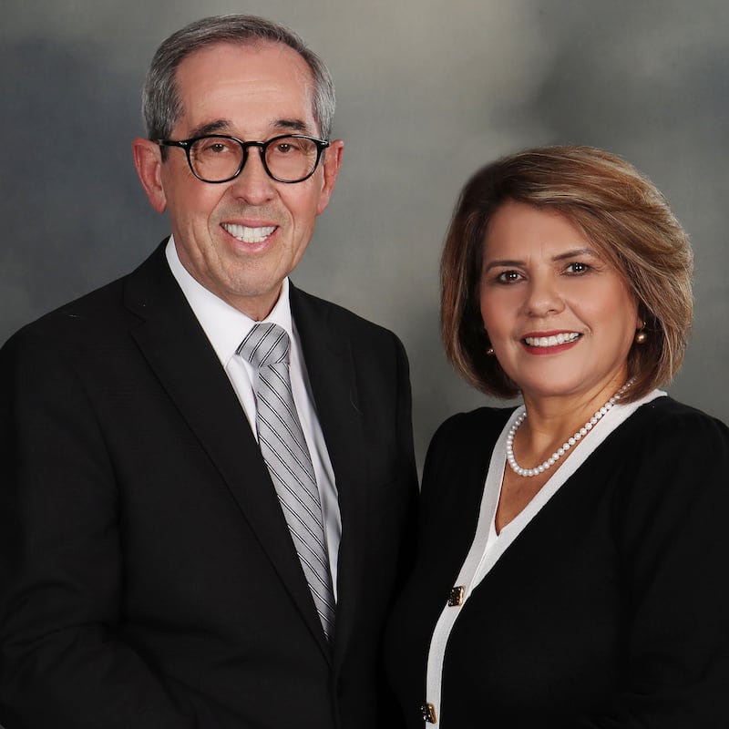 Glendon Lyons e Guadalupe Ochoa de Lyons, que se desempenharão como presidente e matrona do novo Templo de Querétaro, México, quando for dedicado.