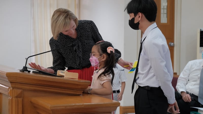 A irmã Amy A. Wright, primeira conselheira da presidência geral da Primária, interage com as crianças durante um devocional nas Filipinas para crianças, pais e líderes da Primária no domingo, 21 de agosto de 2022.