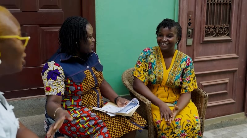 Duas mulheres ministram e cuidam uma da outra em um vídeo da Church News publicado na quinta-feira, 12 de março.