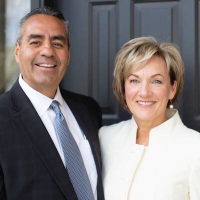 Élder Jorge T. Becerra e irmã Debbie I. Becerra