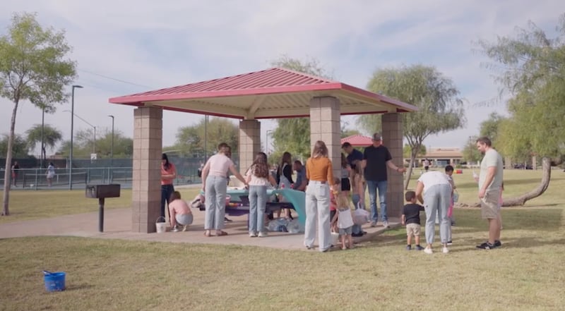 Membros da Ala Apache Park do Estaca Glendale Arizona North e amigos da comunidade aproveitam uma atividade de café da manhã de Páscoa.