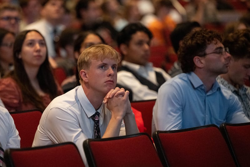 Um estudante escuta Elder Mark A. Bragg durante o devocional da BYU–Idaho em Rexburg, Idaho, na terça-feira, 2 de junho de 2026.