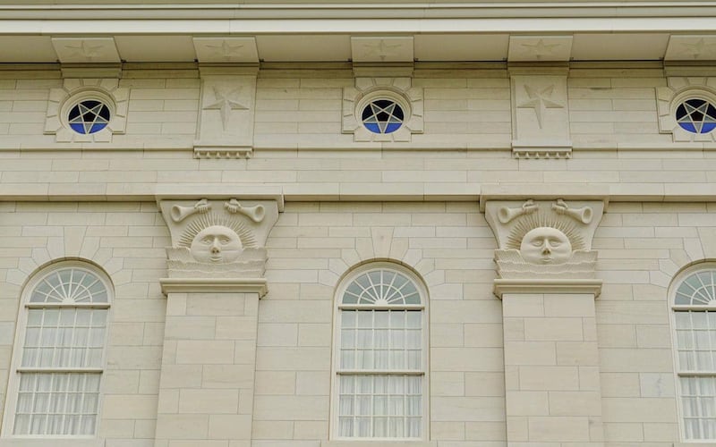 Pedras do sol são visíveis nas paredes do Templo de Nauvoo, Illinois, em Nauvoo, Illinois, em 2024.