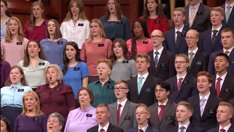 Missionários de proselitismo, serviço e seniores cantam em um coro especial no Centro de Conferências em 1º de outubro de 2022.