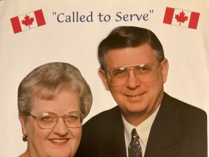 Mary Ann Brady e Ed Brady, fotografados em 1997, quando começaram sua designação de missão sênior na Missão Canadá Winnipeg.