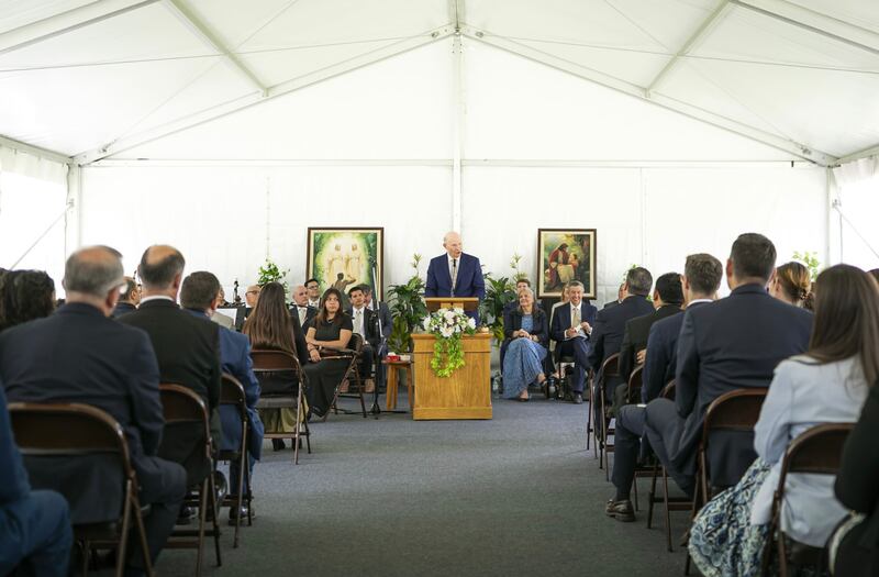 Elder Dale G. Renlund do Quórum dos Doze Apóstolos fala durante o devocional de Buenos Aires, Argentina, em 16 de novembro de 2025.