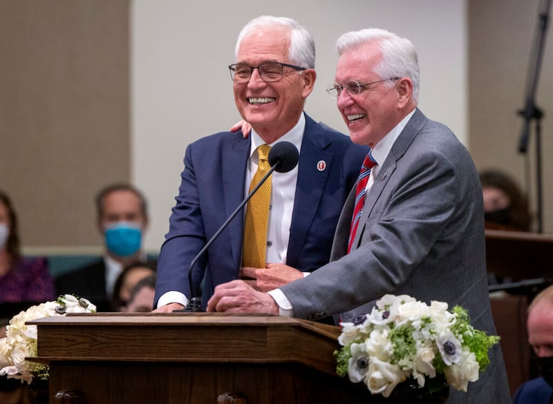 Greg Christofferson, presidente da Associação do Batalhão Mórmon, à esquerda, no púlpito da sede da Estaca de San Diego Califórnia, com seu irmão, Élder D. Todd Christofferson, do Quórum dos Doze Apóstolos, no 175º aniversário da chegada do Batalhão Mórmon a San Diego, Califórnia, no sábado, dia 29 de janeiro de 2022.