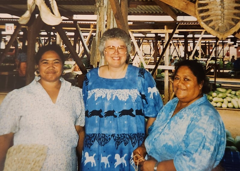 Jeannine Chisholm sorri com duas mulheres locais em PLACE enquanto servia como missionária de tempo integral em 2005.