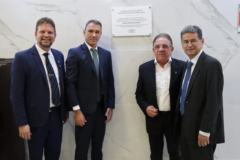 Líderes da Igreja e autoridades de saúde encontram-se junto a uma placa que registra o apoio da Igreja a um projeto de energia solar no Hospital Napoleão Laureano em João Pessoa, Brasil, em julho de 2026.
