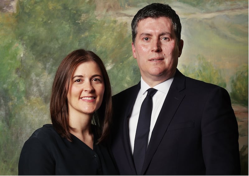 Élder Alan Phillips, Setenta Autoridade Geral, e sua esposa, a irmã Lindsey Phillips, posam para fotos no Edifício de Escritórios da Igreja em Salt Lake City na segunda-feira, 3 de abril de 2023.