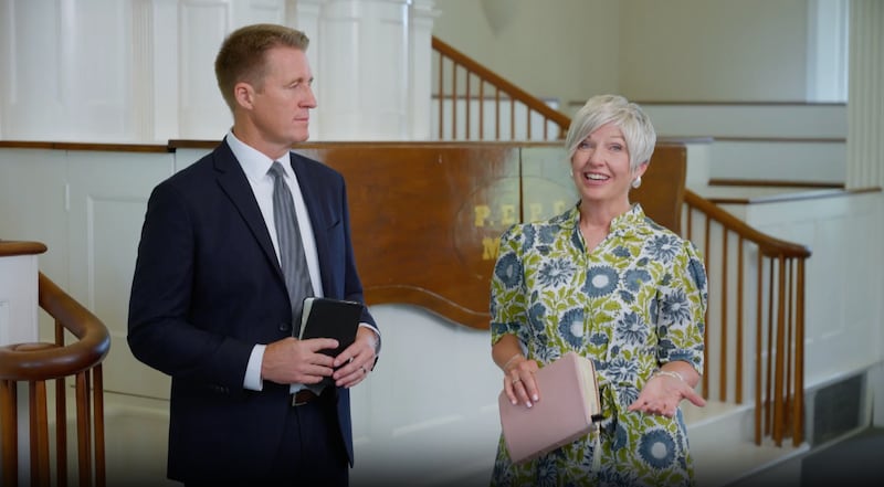 A Presidente Emily Belle Freeman e o Presidente dos Rapazes Timothy L. Farnes do Templo de Kirtland em Kirtland, Ohio, durante o devocional mundial para jovens intitulado "Look Unto Christ" disponível no domingo, 26 de outubro de 2025.