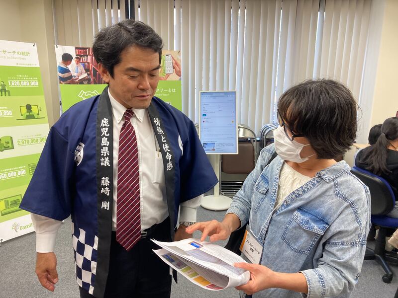 Indivíduos aprendem como criar contas no FamilySearch durante uma feira de história da família em Kagoshima, Japão, 23 de fevereiro de 2026.