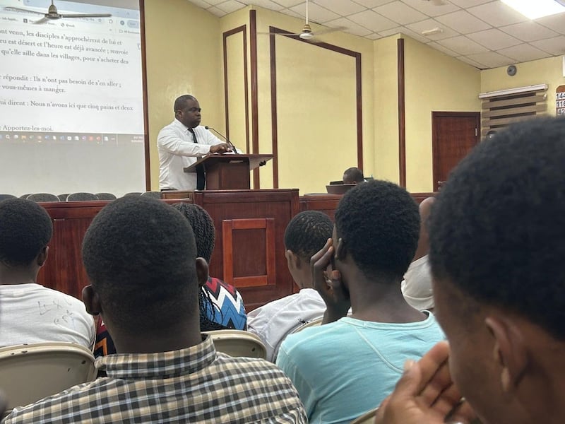 Poda Diornité, o diretor regional francês dos Seminários e Instituto da Área Oeste da África, dirige-se aos jovens adultos solteiros durante o devocional realizado em Lomé, Togo, em 29 de setembro de 2025.
