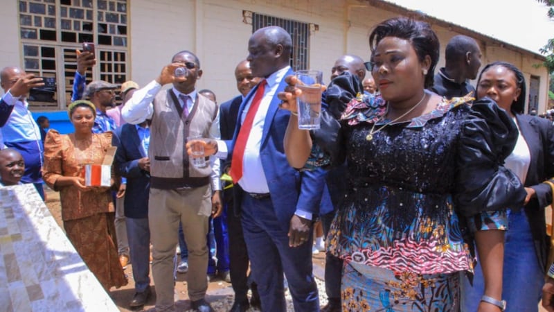 Oficiais da Igreja e do governo provam água potável fresca do novo poço e estação de água potável que a Igreja forneceu na Escola Primária Tango Hapo 1 e 2 em Lubumbashi, República Democrática do Congo, 6 de fevereiro de 2026.
