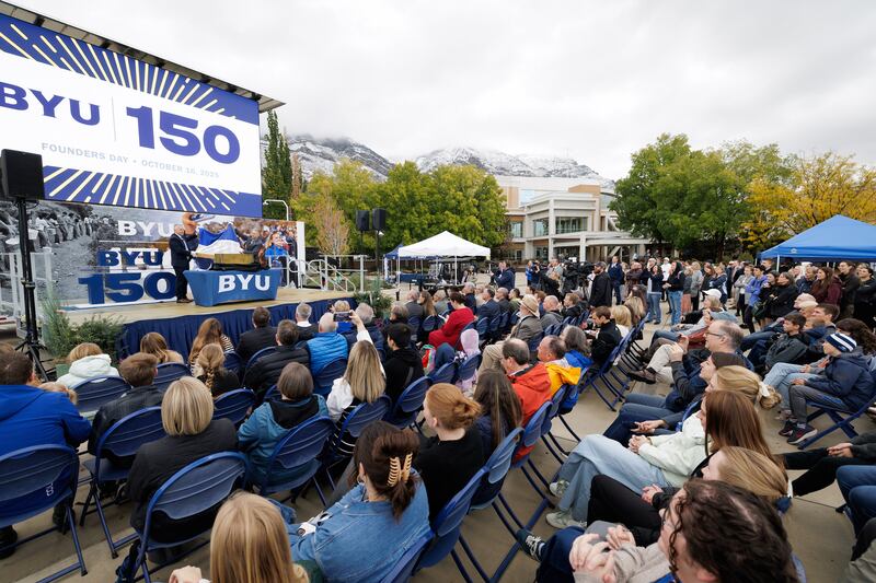Estudantes, ex-alunos, administradores e outros se reúnem para a abertura de uma cápsula do tempo de 50 anos, durante um evento do Dia do Fundador em 16 de outubro de 2025, no campus da Brigham Young University em Provo, Utah.