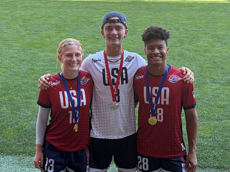 Emilee Jensen, Blake Holt e Silas Bell tiram uma foto juntos após ganharem medalhas com o Team USA no Campeonato Mundial Júnior de Ultimate em Logroño, Espanha, em 18 de julho de 2026.