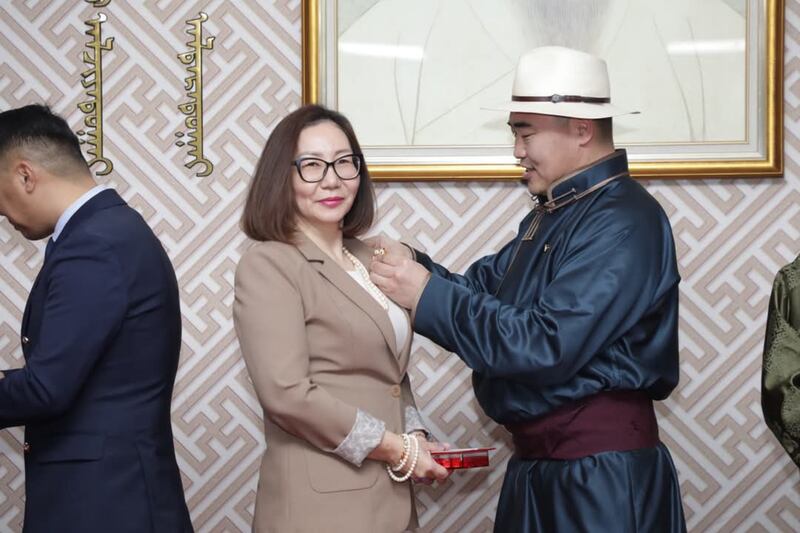 Tuvshinjargal Gombo recebe a Ordem da Estrela Polar de Ch. Mendsaikhan, presidente do Khural de Representantes dos Cidadãos do Distrito de Bayanzurkh, em Ulaanbaatar, Mongólia, em 28 de fevereiro de 2025.