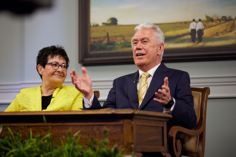 Élder Dieter F. Uchtdorf, do Quórum dos Doze Apóstolos de A Igreja de Jesus Cristo dos Santos dos Últimos Dias, e sua esposa, a irmã Harriet R. Uchtdorf, discursam para missionários durante um devocional, transmitido no dia 25 de fevereiro de 2021.