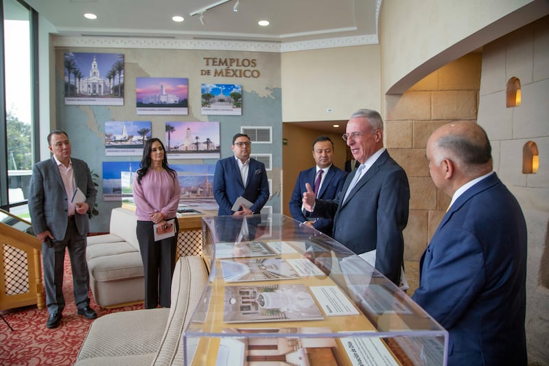 Élder Ulisses Soares do Quórum dos Doze Apóstolos, segundo da direita, conversa com a mídia de notícias no Centro de Visitantes do Templo da Cidade do México no México, em 27 de agosto de 2026.