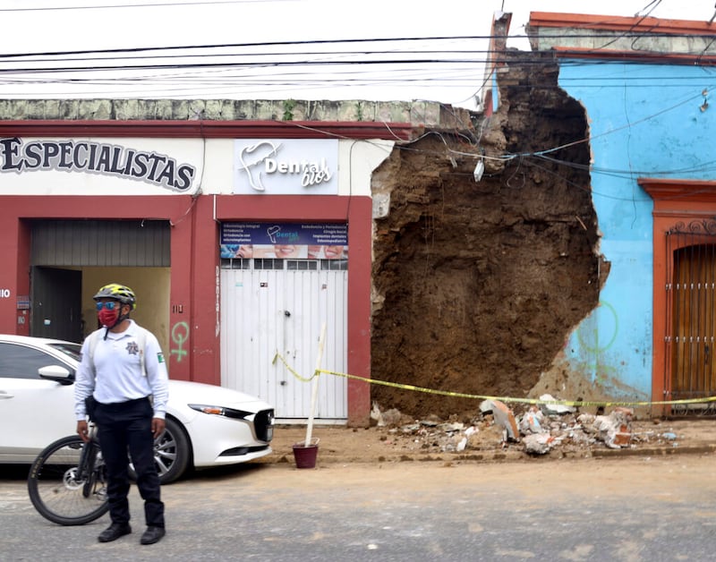 Um policial, em frente a um prédio que desabou parcialmente após um terremoto em Oaxaca, no México, na terça-feira, dia 23 de junho de 2020. O epicentro do terremoto foi perto do resort de Huatulco, no sul do México, no estado de Oaxaca.