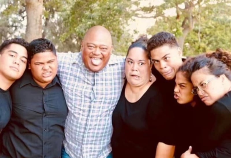 A família Tongi gosta de rir juntos.