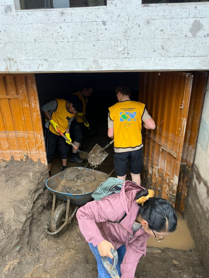 Voluntários de serviço da Igreja de Jesus Cristo dos Santos dos Últimos Dias se reúnem para limpar a lama das casas afetadas por enchentes em Arequipa, Peru. Os deslizamentos de terra começaram após chuvas torrenciais em 19 de fevereiro de 2026.