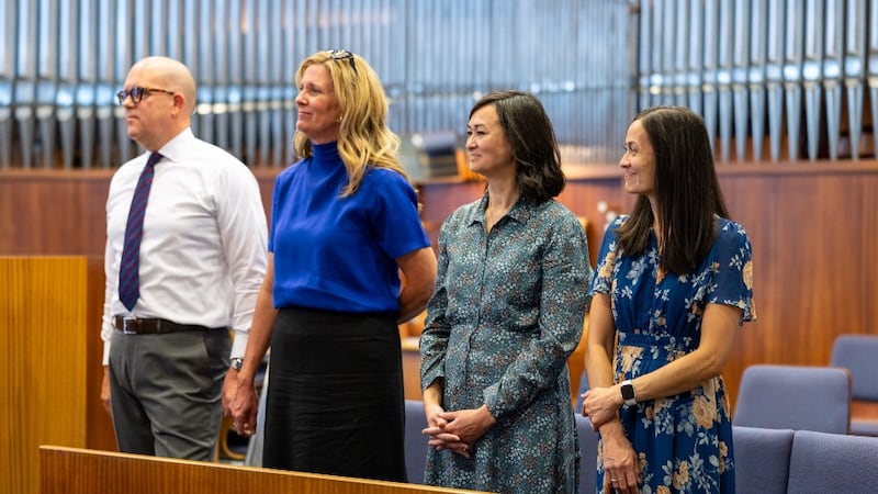 Irmã Kristin M. Yee, sua irmã, Dawn Peterson, Élder James W. McConkie III e Irmã Laurel McConkie estão em pé durante uma reunião em Viena, Áustria, 1º de setembro de 2026.