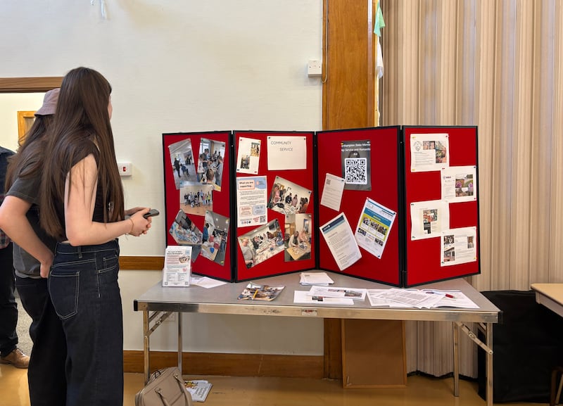 Mulheres examinam oportunidades de serviço durante um dia de serviço da Sociedade de Socorro da Estaca Northampton Inglaterra em 14 de março de 2026.