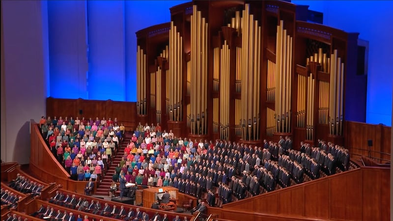 O coro de missionários durante a sessão da tarde de sábado da conferência geral de outubro de 2022 incluiu missionários de proselitismo, missionários de serviço e missionários seniores.