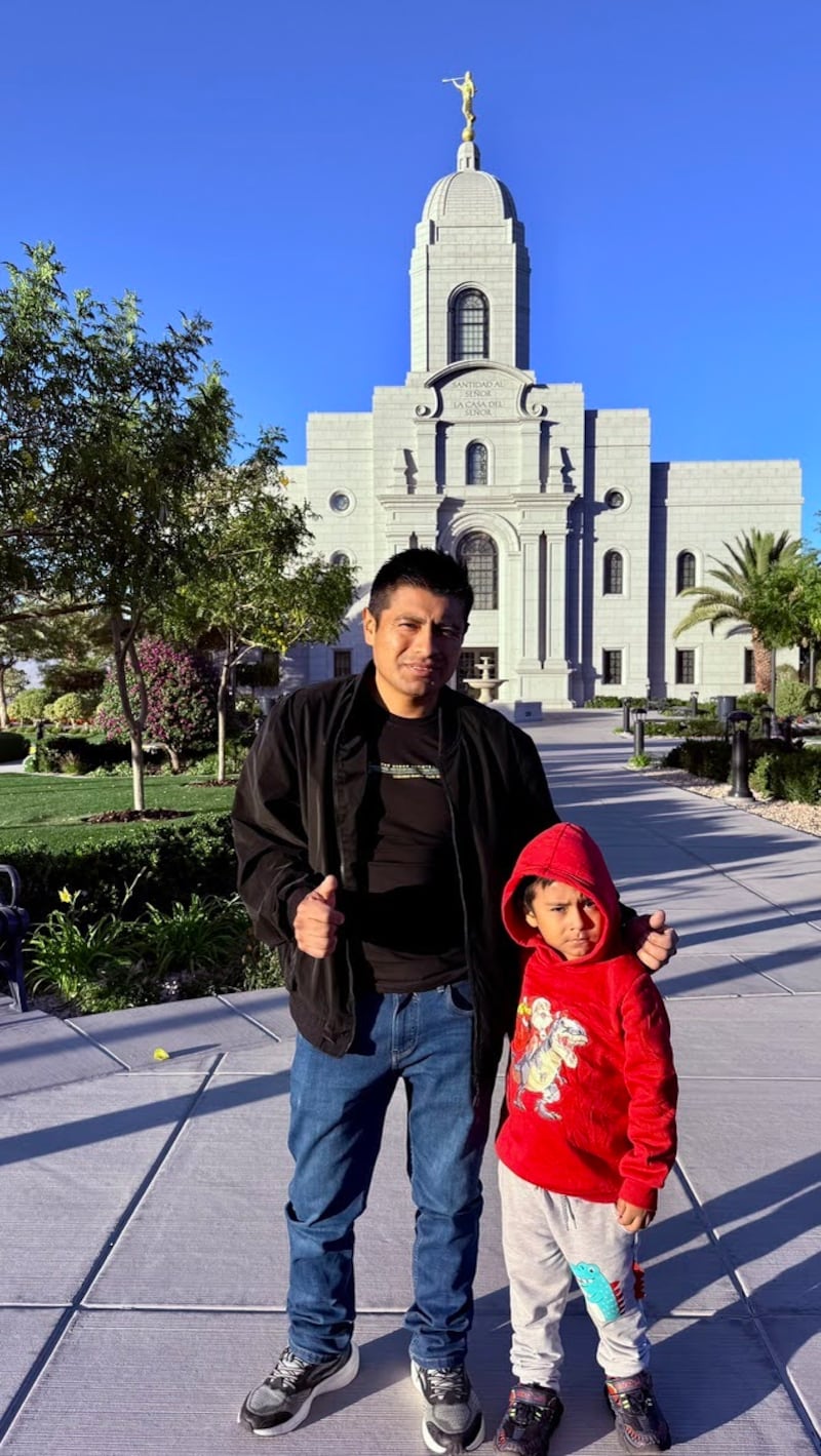 Um pai e um filho sorriem em frente ao Templo de Arequipa Peru na primeira semana de agosto de 2025.