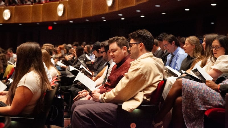 Jovens adultos solteiros se reúnem para o devocional no David H. Koch Theater no Lincoln Center for the Performing Arts em Nova York no domingo, 20 de setembro de 2026.