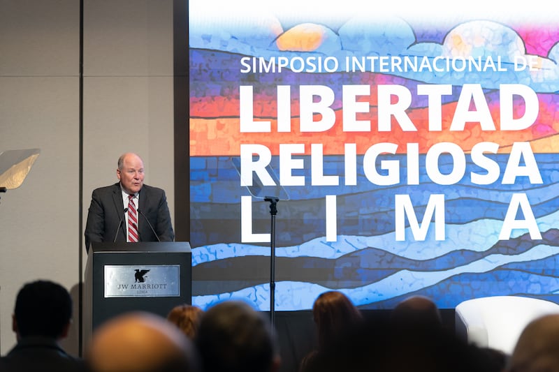 Gary B. Doxey, diretor associado do Centro Internacional de BYU para Estudos de Lei e Religião, fala no primeiro Simpósio Internacional sobre Liberdade Religiosa em Lima, Peru, 4-5 de agosto de 2026.
