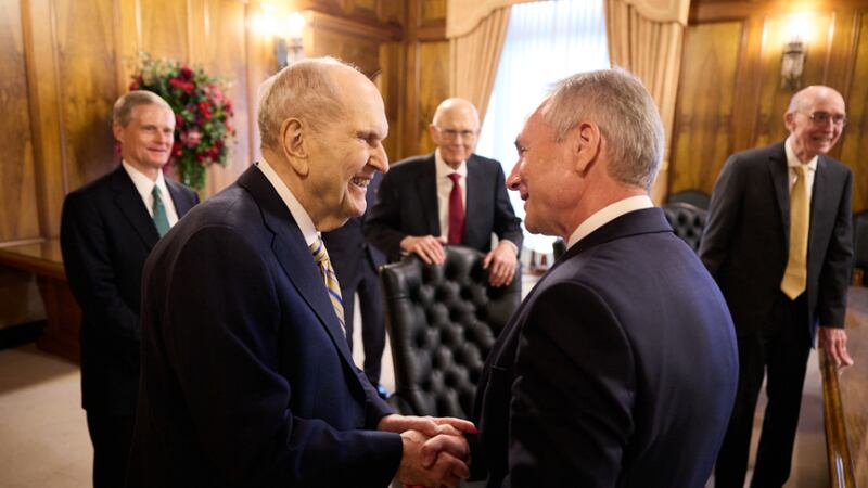Presidente Russell M. Nelson cumprimenta Csaba Korosi, presidente da Assembleia Geral das Nações Unidas, durante uma visita à sede da Igreja em Salt Lake City na terça-feira, 16 de maio de 2023.