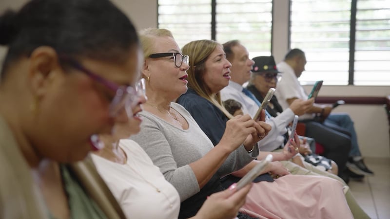Membros de uma congregação em Porto Rico cantam seleções de “Hymns for Home and Church” durante a reunião sacramental.