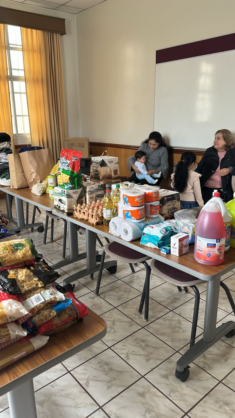 Membros da presidência da Estaca Arequipa Perú Umacollo e da Sociedade de Socorro organizam um centro de coleta para reunir e classificar doações em 20 de fevereiro de 2026, em Arequipa, Peru.