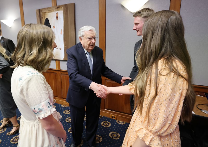 Presidente M. Russell Ballard, Presidente em Exercício do Quórum dos Doze Apóstolos de A Igreja de Jesus Cristo dos Santos dos Últimos Dias, cumprimenta os líderes de missão e missionários de Nova York ,no centro de visitantes do Templo de Washington D.C. em Kensington, Maryland, na sexta-feira, 10 de março de 2023.