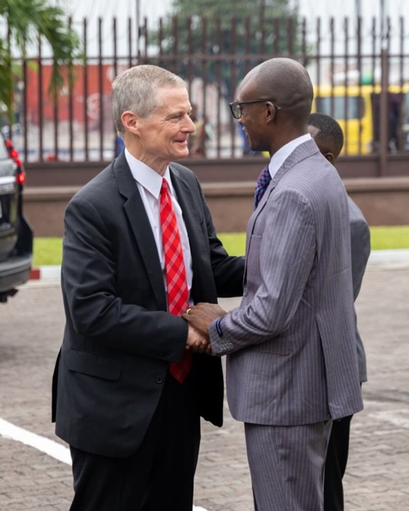 Elder David A. Bednar é recebido pelo Presidente de Estaca de Kimbaneseke, Fabrice Kulenduka Mayele, em Kinshasa, República Democrática do Congo, no domingo, 15 de março de 2026.