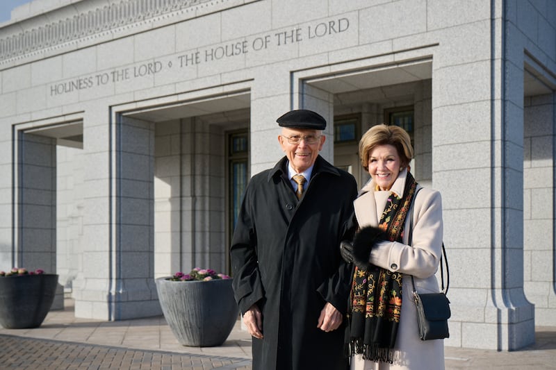Presidente Dallin H. Oaks e sua esposa, Irmã Kristen M. Oaks, estão em pé do lado de fora do Templo de Burley em Idaho.