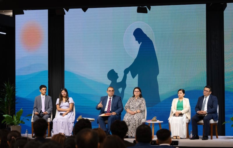 Elder Taylor G. Godoy — um Setenta Autoridade Geral, terceiro a partir da esquerda — ensina os jovens, seus pais e líderes durante o devocional de Lima, Peru, em 11 de janeiro de 2026. Também estavam presentes sua esposa, Sister Carol Godoy, quarta a partir da esquerda; Elder Oswaldo Soto, um Setenta de Área, à direita; e sua esposa, Sister Dania Soto, segunda a partir da direita.