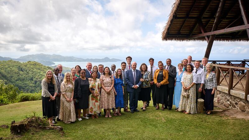 Um grupo está com Elder Ronald A. Rasband do Quórum dos Doze Apóstolos, ao centro, nas Seychelles em 28 de outubro de 2025.