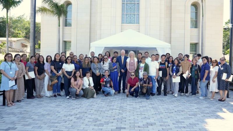 Membros da mídia de Mindanao, líderes da Igreja e voluntários do templo posam logo após visitarem o Templo de Davao Filipinas no seu dia de imprensa em 23 de março de 2026.
