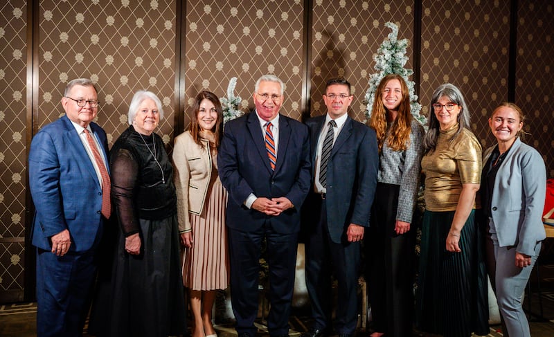 Líderes comunitários e da igreja posam para uma foto em Genebra, Suíça em dez. de 2025. Elder Rubén V. Alliaud, presidente de a Área Europa Central, está em quarto a partir da esquerda.