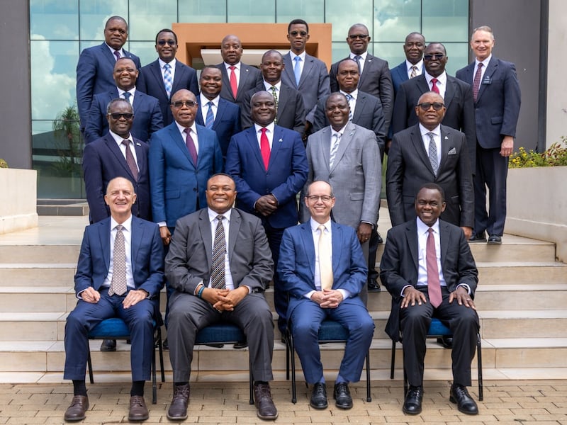 Elder Paul B. Pieper, Elder Thierry K. Mutombo, Elder Christophe G. Giraud-Carrier e Elder Edward Dube tiram uma foto com 17 líderes de área em Nairóbi, Quênia. 25 de abril de 2026.