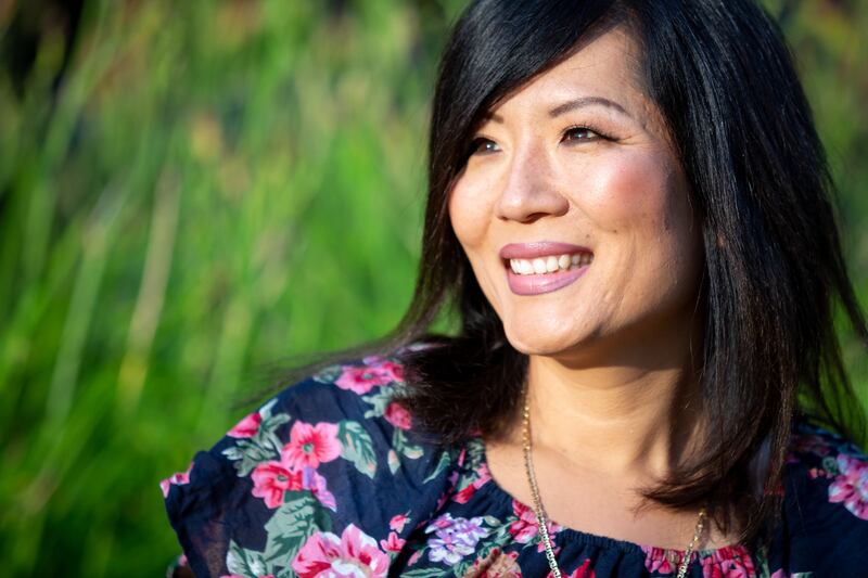 Angela Ahn, de Riverton, Utah, fez uma apresentação durante a Conferência de Mulheres da BYU, em 4 de maio de 2023, sobre como os membros solteiros de A Igreja de Jesus Cristo dos Santos dos Últimos Dias podem encontrar alegria, paz e participação plena.