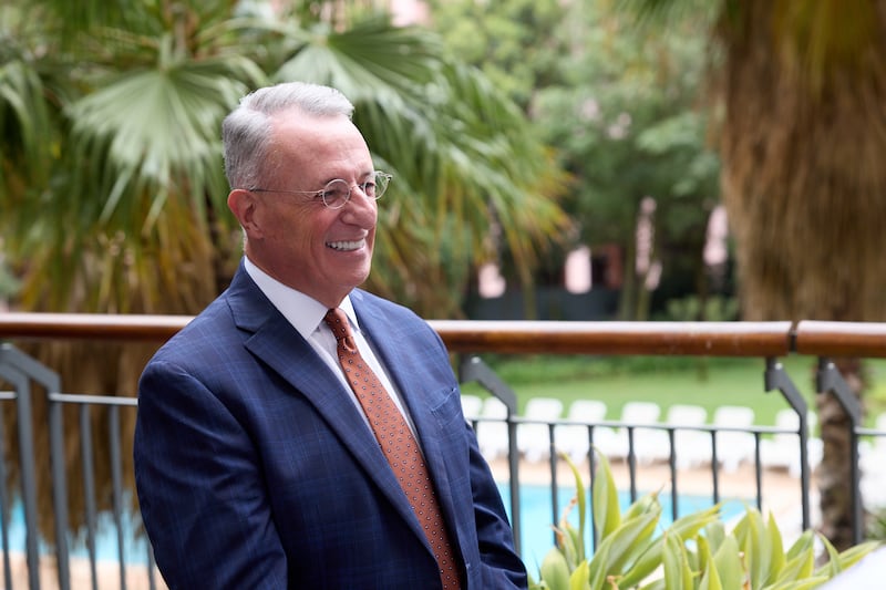 Élder Ulisses Soares, do Quórum dos Doze Apóstolos, sorri durante uma entrevista em Lisboa, Portugal, em 11 de setembro de 2022.