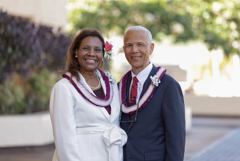 Elder John D. Amos, uma Setenta Autoridade Geral, e sua esposa, Sister Michelle Amos, participam de um devocional da BYU–Hawaii realizado no Cannon Activities Center em Laie, Hawaii, na terça-feira, 3 de fevereiro de 2026.