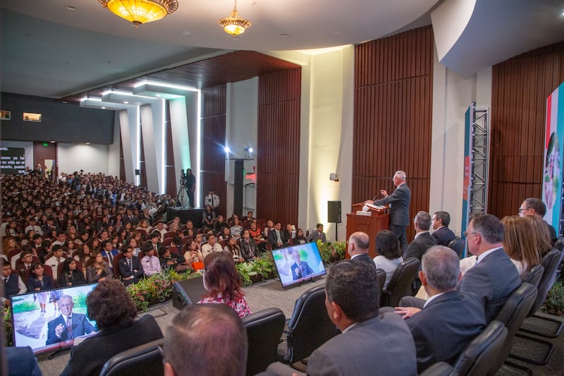 Élder Ulisses Soares do Quórum dos Doze Apóstolos fala aos jovens durante o devocional no Centro de Treinamento Missionário do México na Cidade do México, México, em 28 de agosto de 2026.