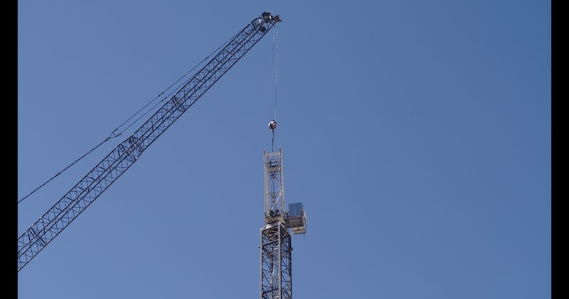 O guindaste da torre sul é desmontado no local de construção do Templo de Salt Lake na quarta-feira, 18 de março de 2026, em Salt Lake City.
